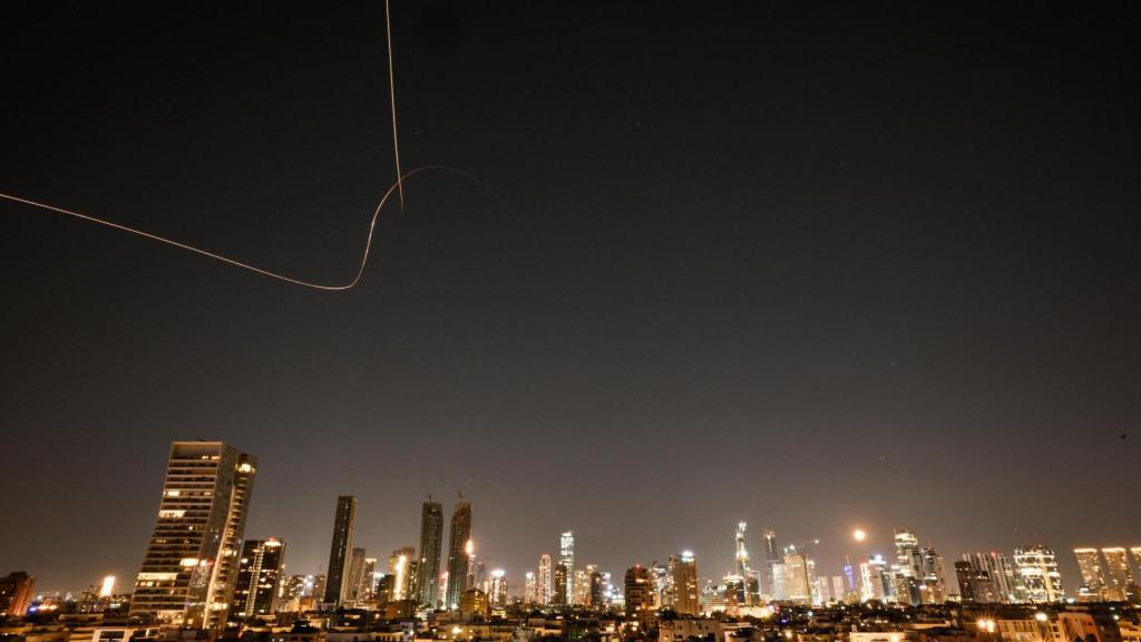 Israel intenta interceptar misiles desde Irán en medio del conflicto entre Estados Unidos e Israel, visto desde Tel Aviv.