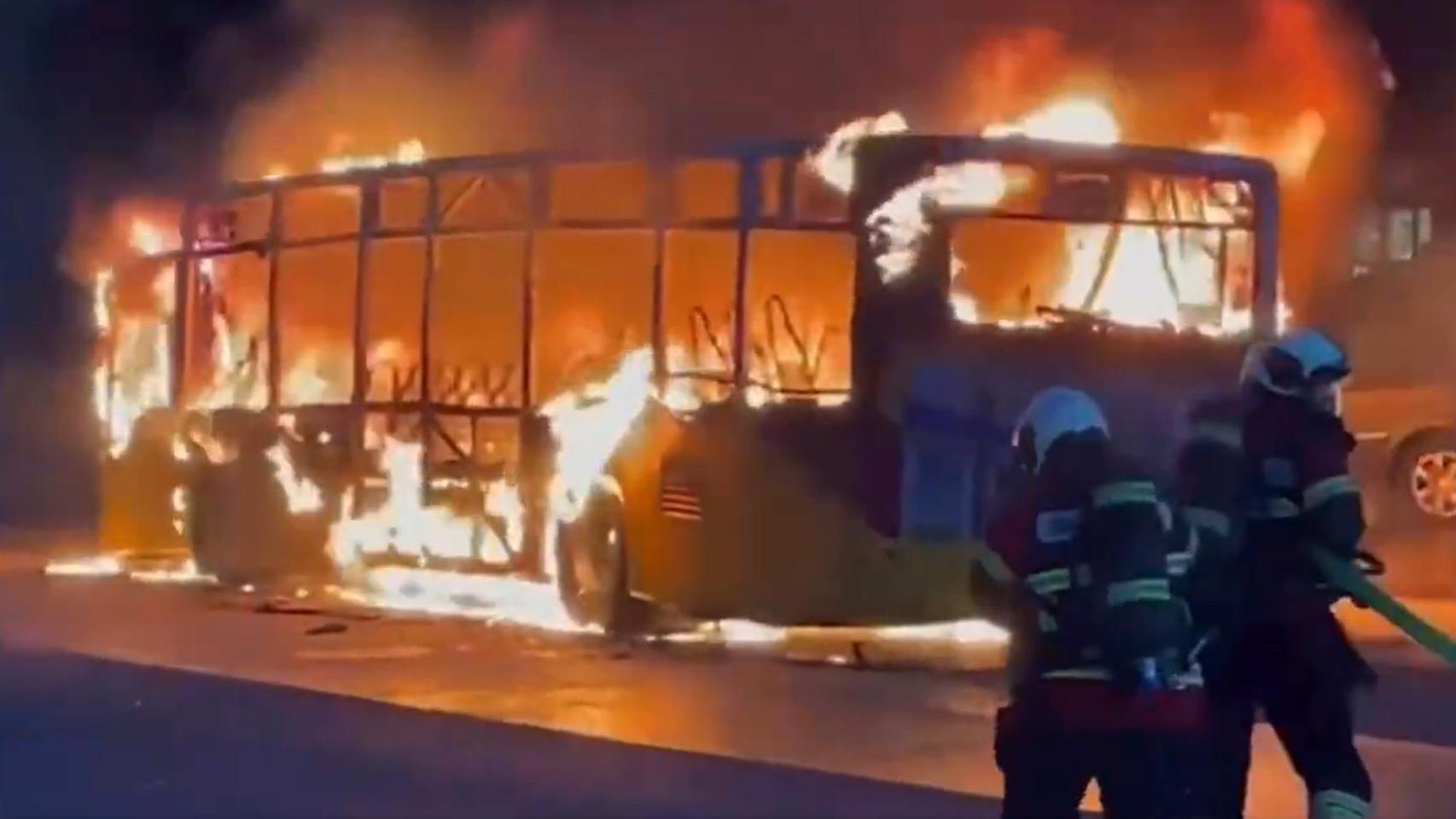 Al menos seis muertos tras incendiarse un autobús postal en Suiza: la investigación apunta a un acto deliberado