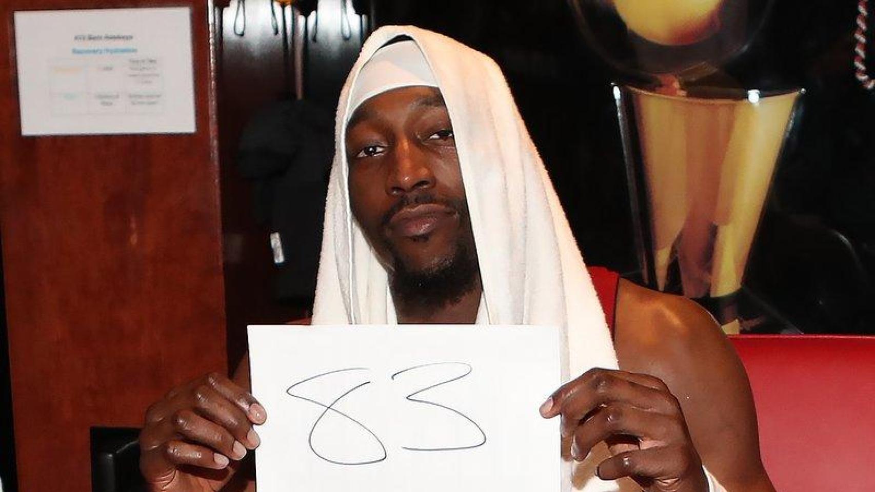 Bam Adebayo posa tras su actuación histórica de 83 puntos en la NBA