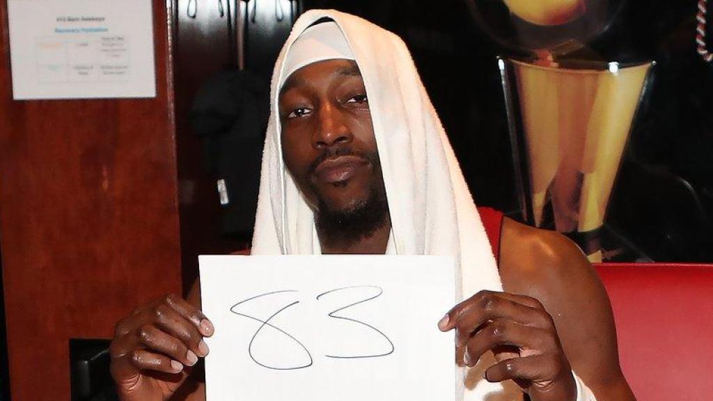 Bam Adebayo posa tras su actuación histórica de 83 puntos en la NBA