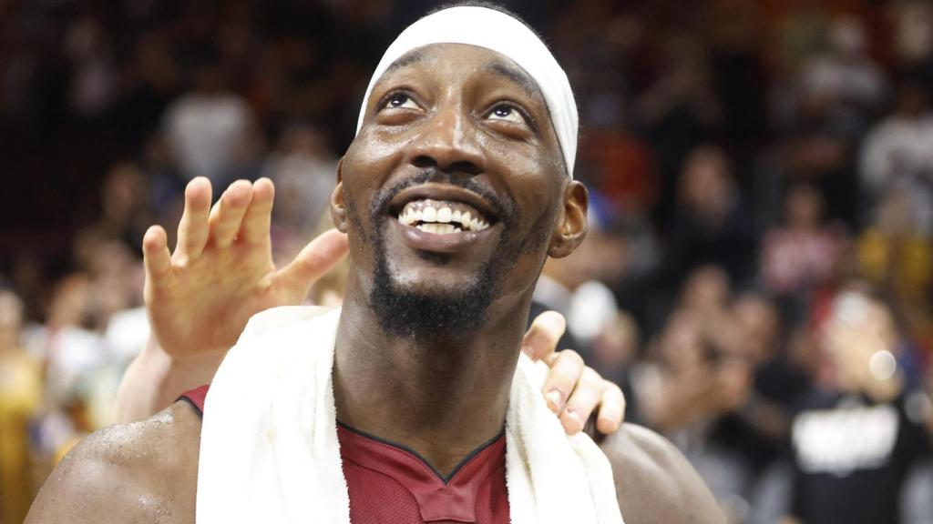 Bam Adebayo sonríe tras anotar 83 puntos en un partido de la NBA