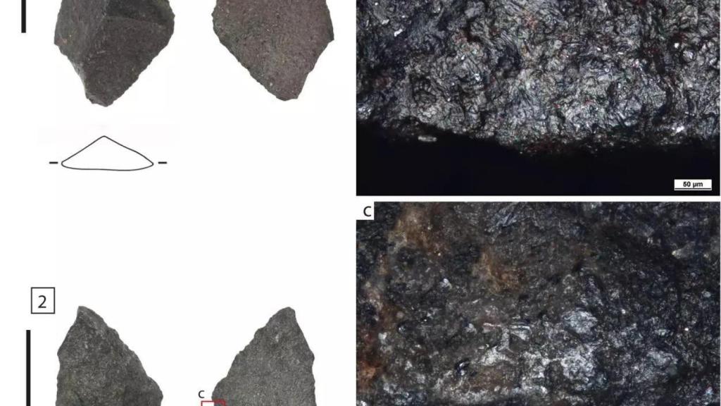 Una lasca de piedra con marcas de desgaste por haberla utilizado para cortar piel.
