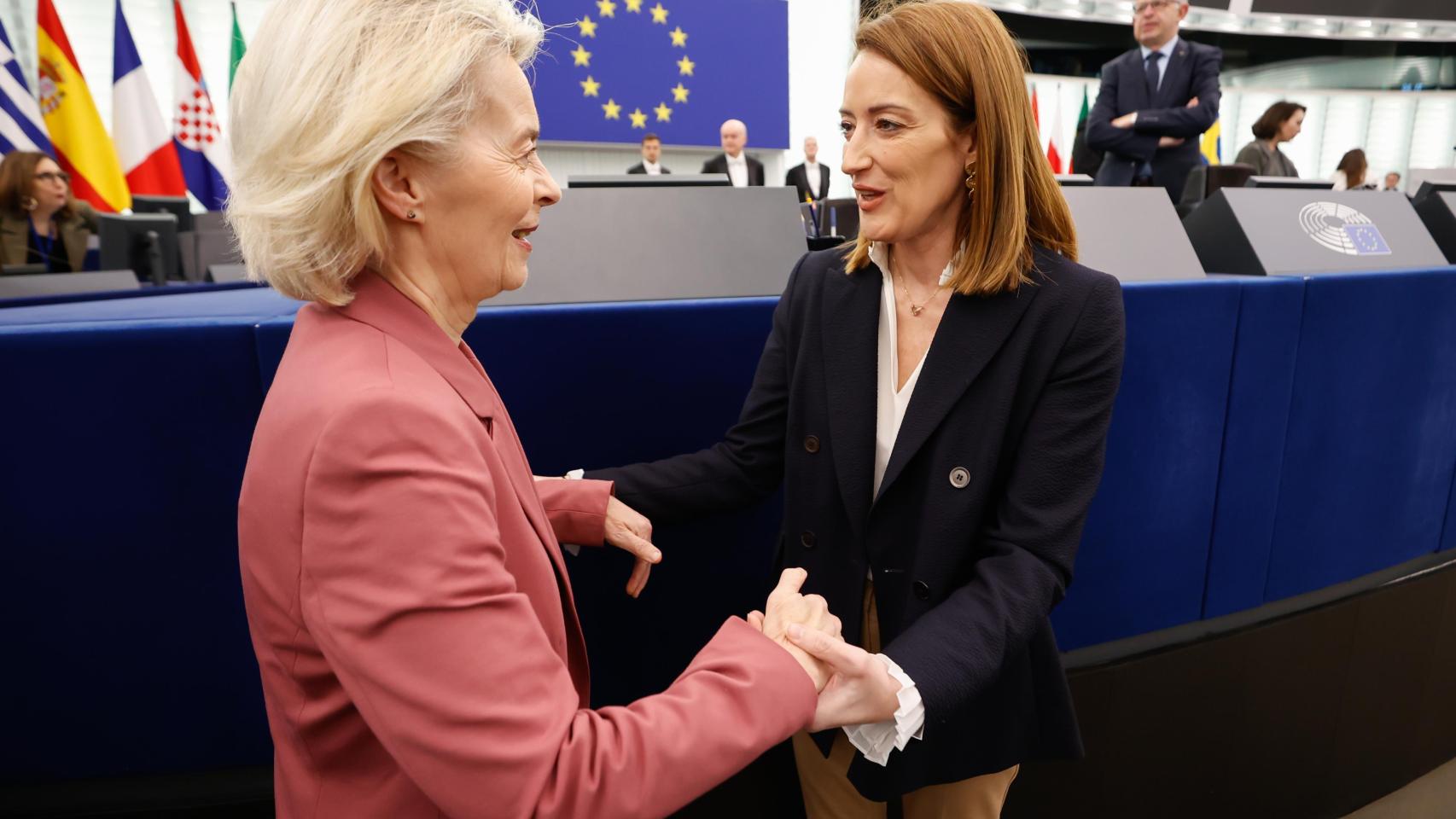 Ursula von der Leyen saluda a la presidenta de la Eurocámara, Roberta Metsola, justo antes de su discurso de este miércoles en Estrasburgo