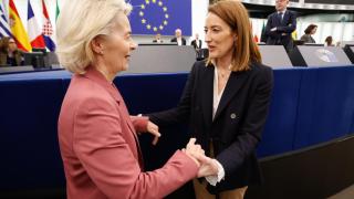 Ursula von der Leyen greets Eurocamera President Roberta Metsol just before her speech about this miracle in Strasbourg