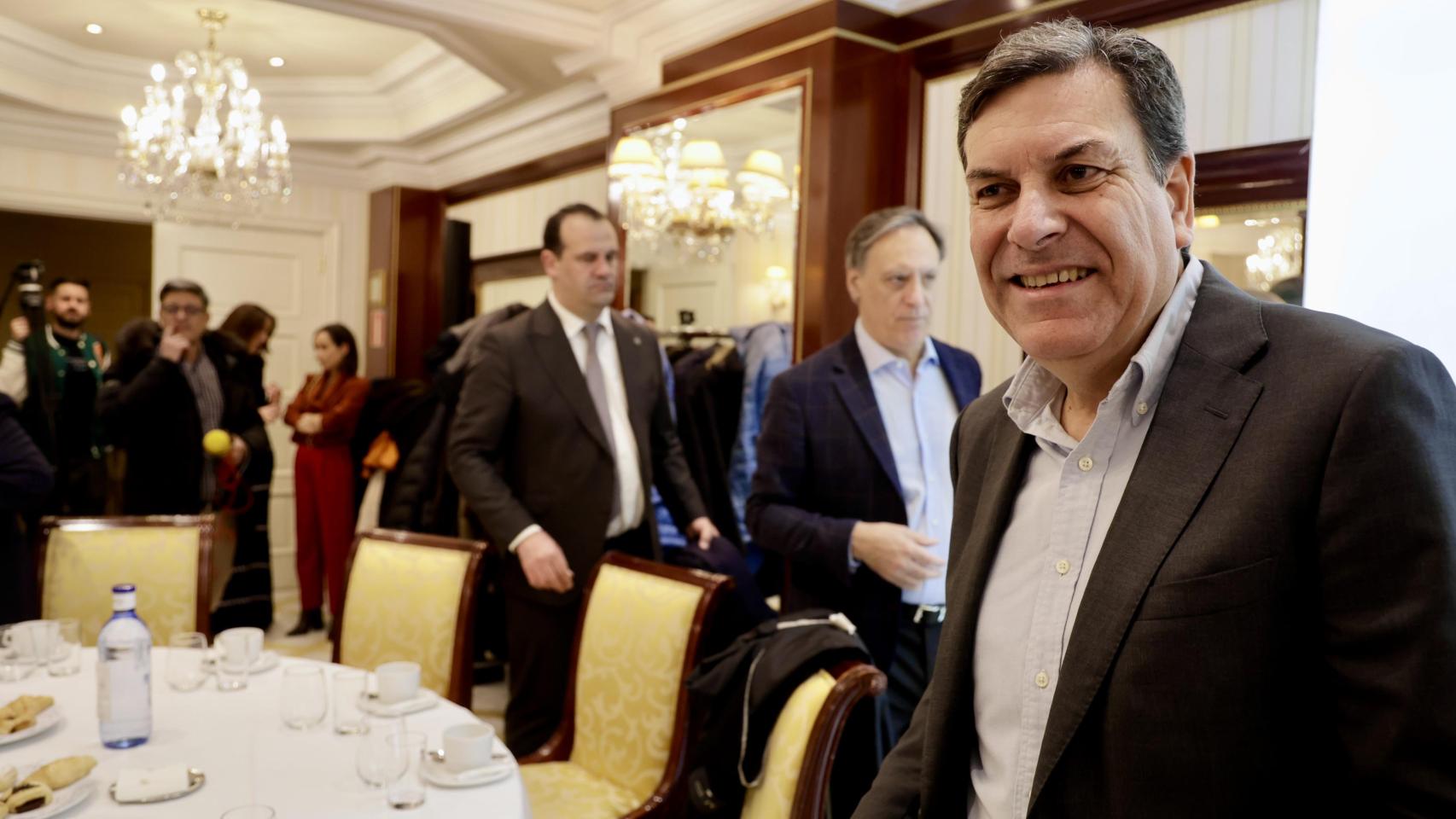El consejero de Economía, Carlos Fernández Carriedo se reúne con empresarios de Salamanca.