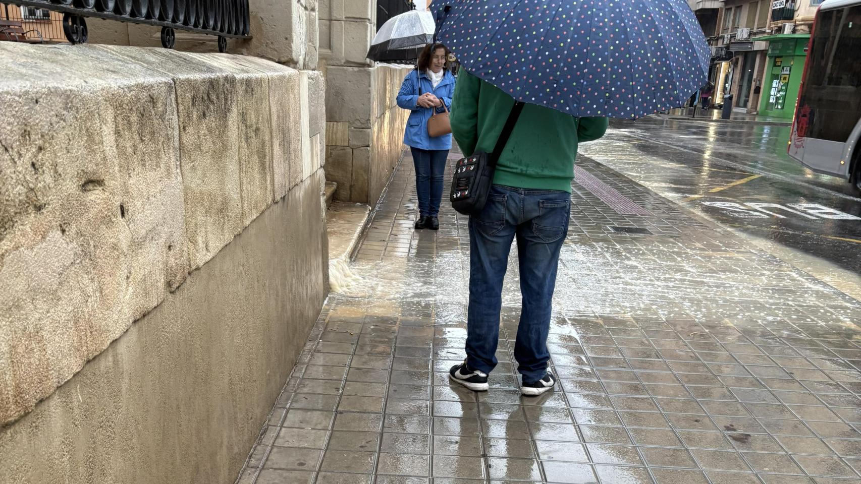 Paraguas en mano este martes en Alicante.