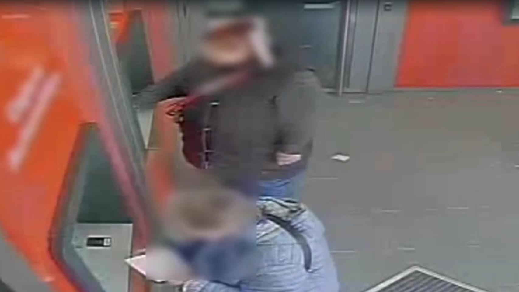 Imagen de un robo mediante la técnica de la 'siembra' en Zaragoza