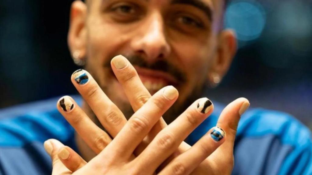 Borja Iglesias, con las uñas pintadas.