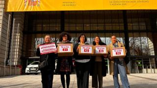 María Varela junto con mujeres diagnosticadas de cáncer de mama y familiares