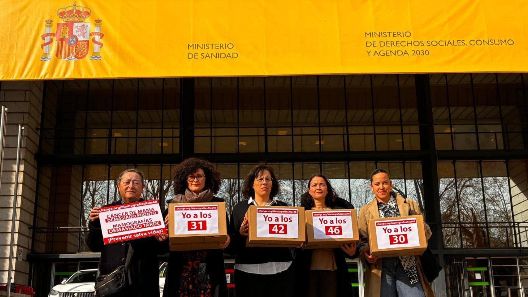 María Varela junto con mujeres diagnosticadas de cáncer de mama y familiares