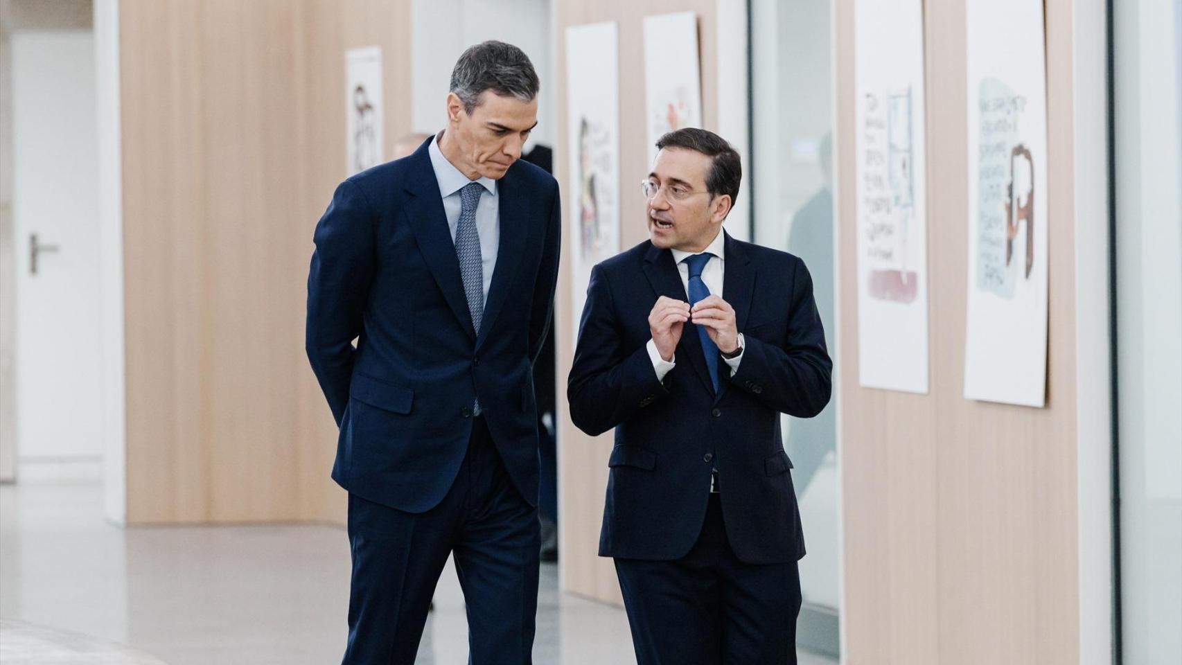 Pedro Sánchez y José Manuel Albares durante la pasada Conferencia de Embajadores.