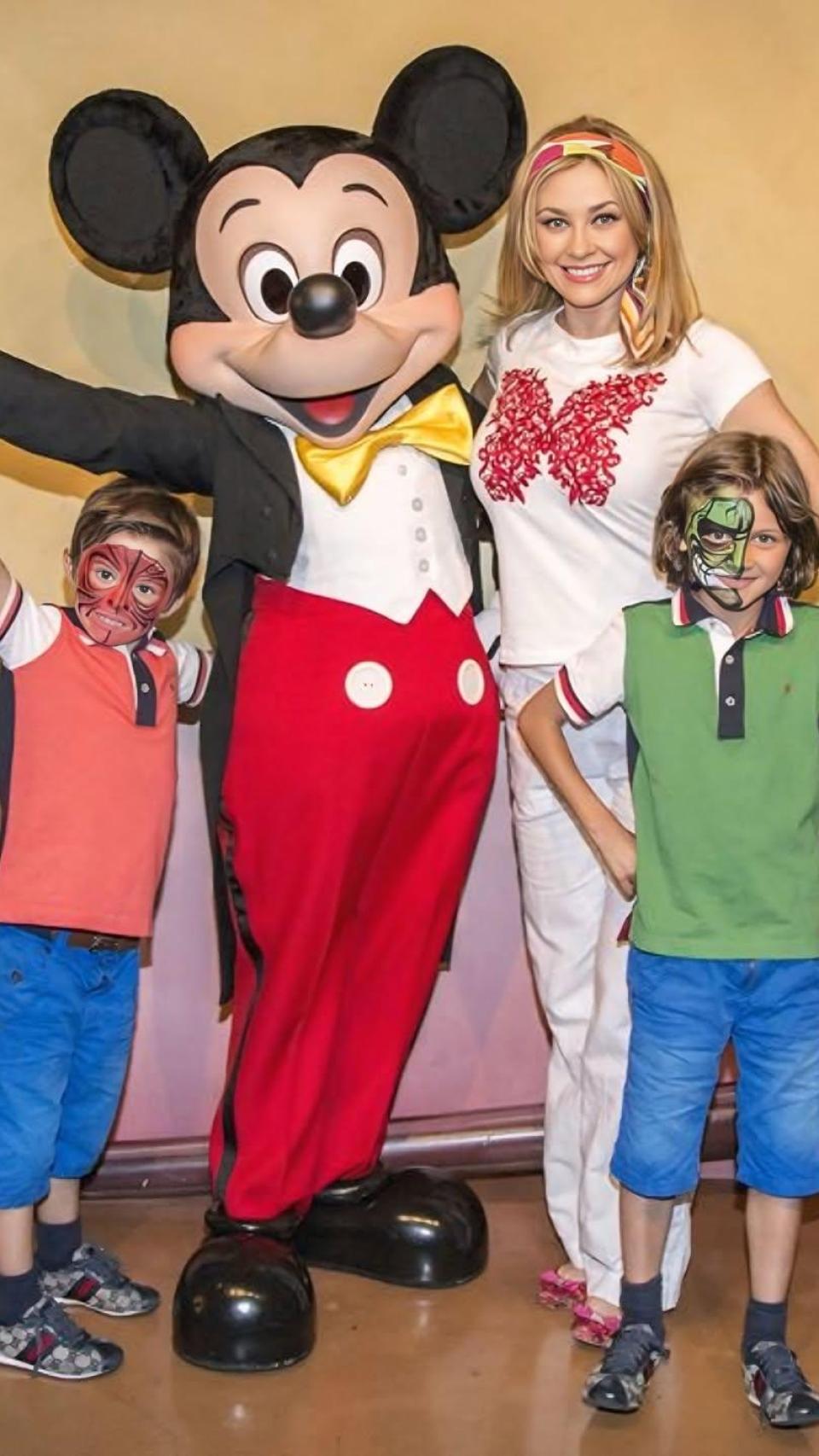 Aracely Arámbula, expareja de Luis Miguel, con sus hijos Miguel y Daniel.