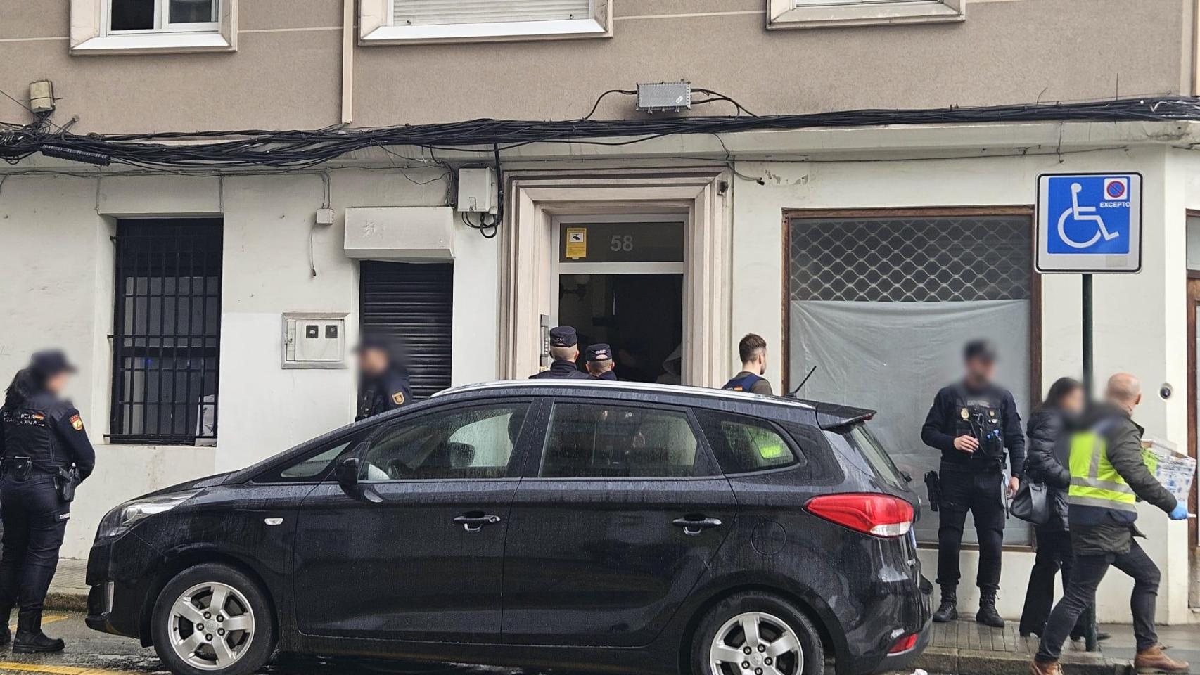 Vecinos de la calle Vizcaya en el barrio de Os Mallos, en A Coruña: Hay problemas todos los días