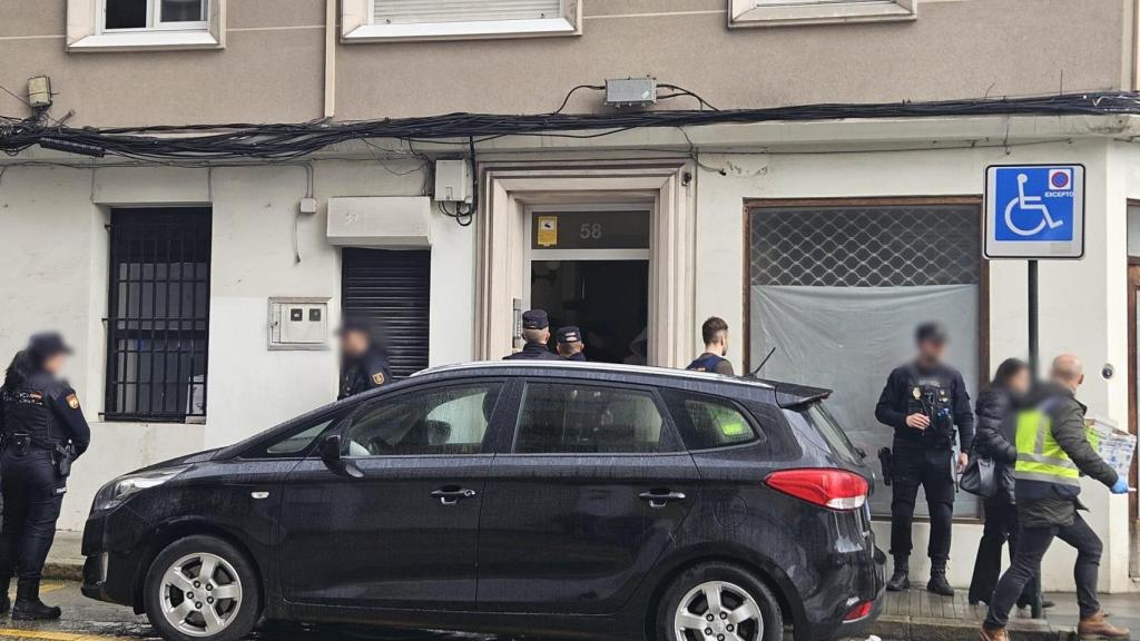 Número 58 de la calle VIzcaya, en Os Mallos, durante el operativo policial de este 11 de marzo.