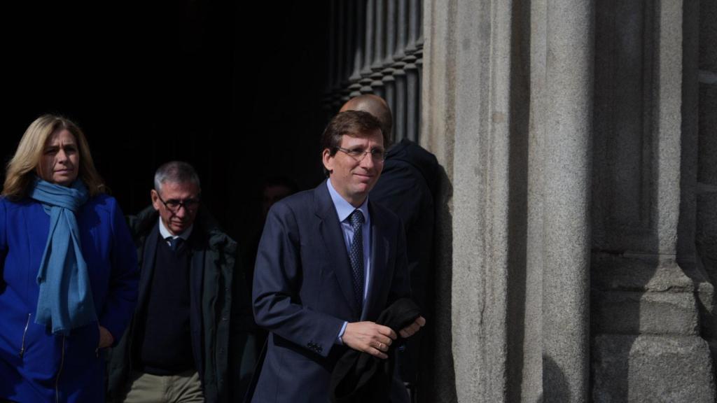 El alcalde de Madrid, José Luis Martínez-Almeida, saliendo de la capilla ardiente.