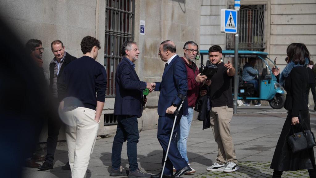 Carlos Alsina, Pedro J. Ramírez y Cruz Sánchez de Lara junto a otros amigos y compañeros de profesión en la entrada de la capilla ardiente, este miércoles.