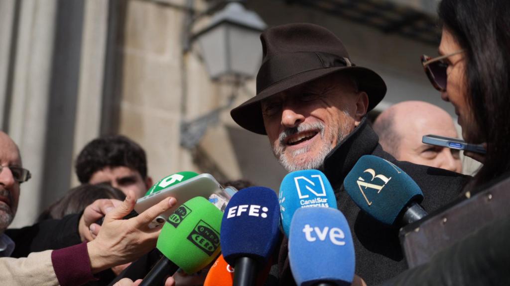 El escritor Arturo Pérez-Reverte declarando ante los medios.