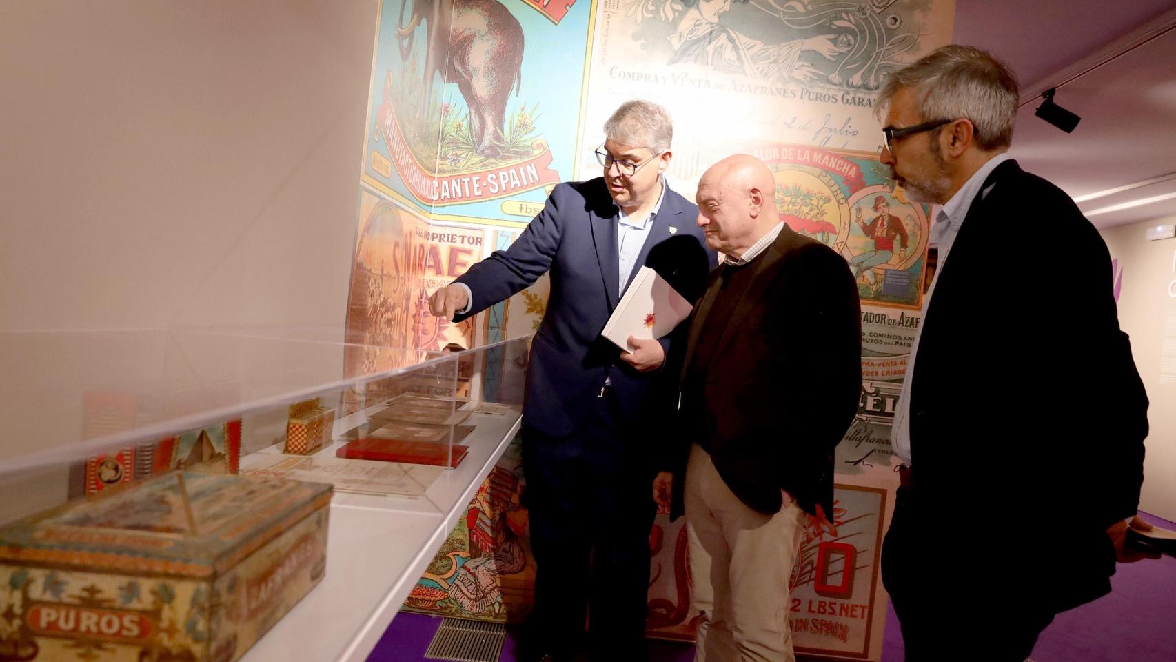 El diputado de Cultura, Paco Teruel, visita la exposición.
