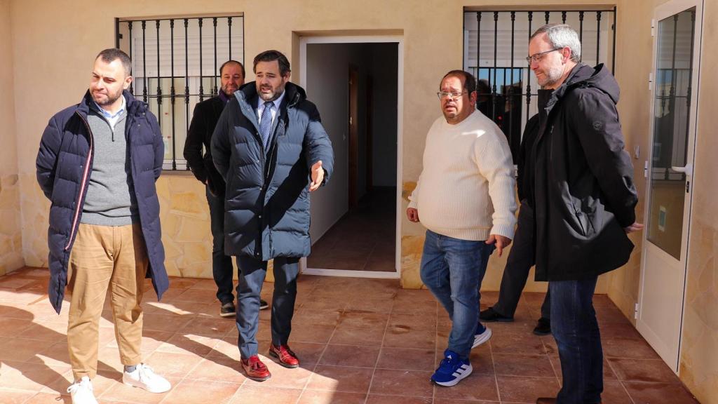 Un momento de la visita de Paco Núñez a Atalaya del Cañavate.