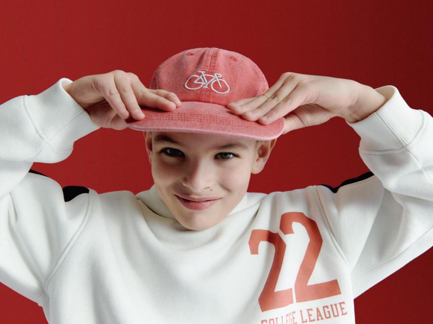 Gorra y sudadera de la cápsula para ellos.