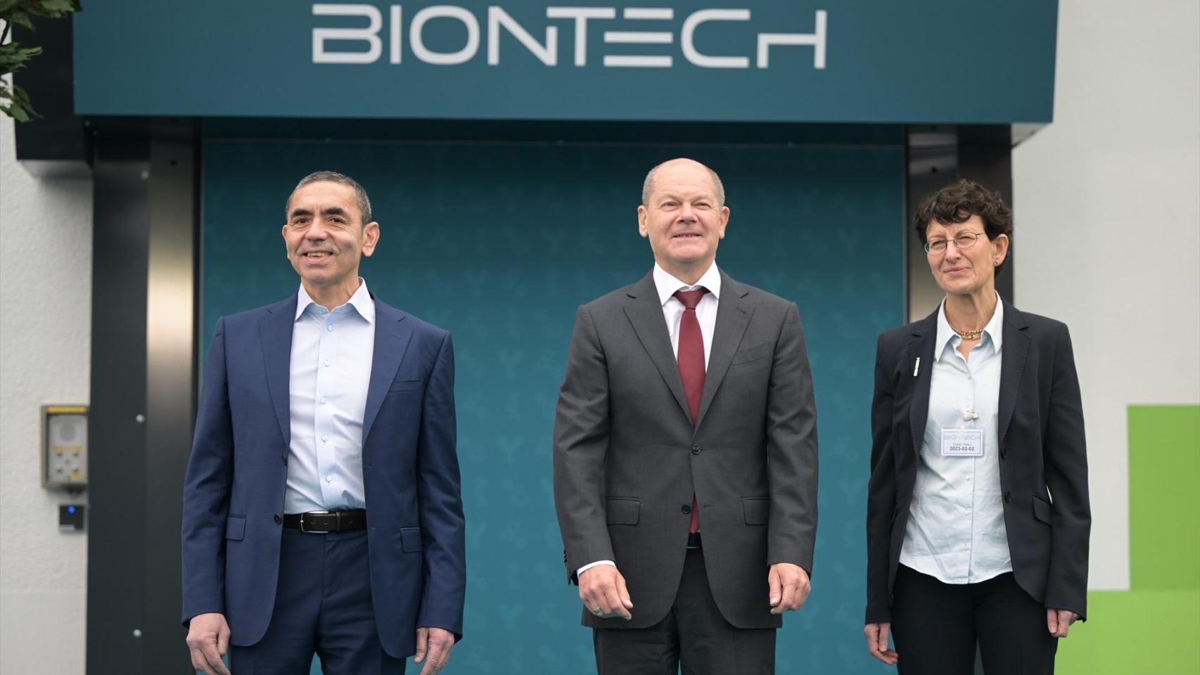 El ex canciller alemán, Olaf Scholz (C), y los fundadores de BioNTech Ugur Sahin (L) y Oezlem Tuereci (D), para la inauguración de su primera planta de producción de plásmidos de ADN