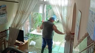 Uno de los vecinos afectados en el salón de su casa.