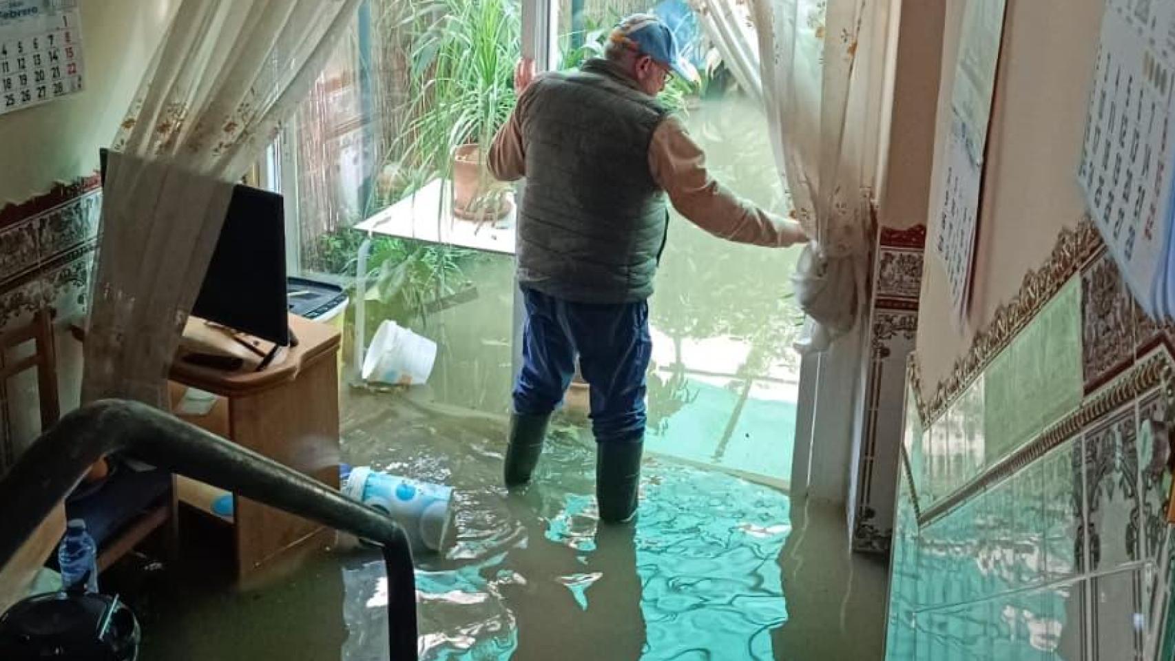 Uno de los vecinos afectados en la entrada de su domicilio.