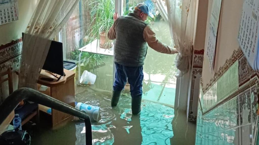 Uno de los vecinos afectados en la entrada de su domicilio.
