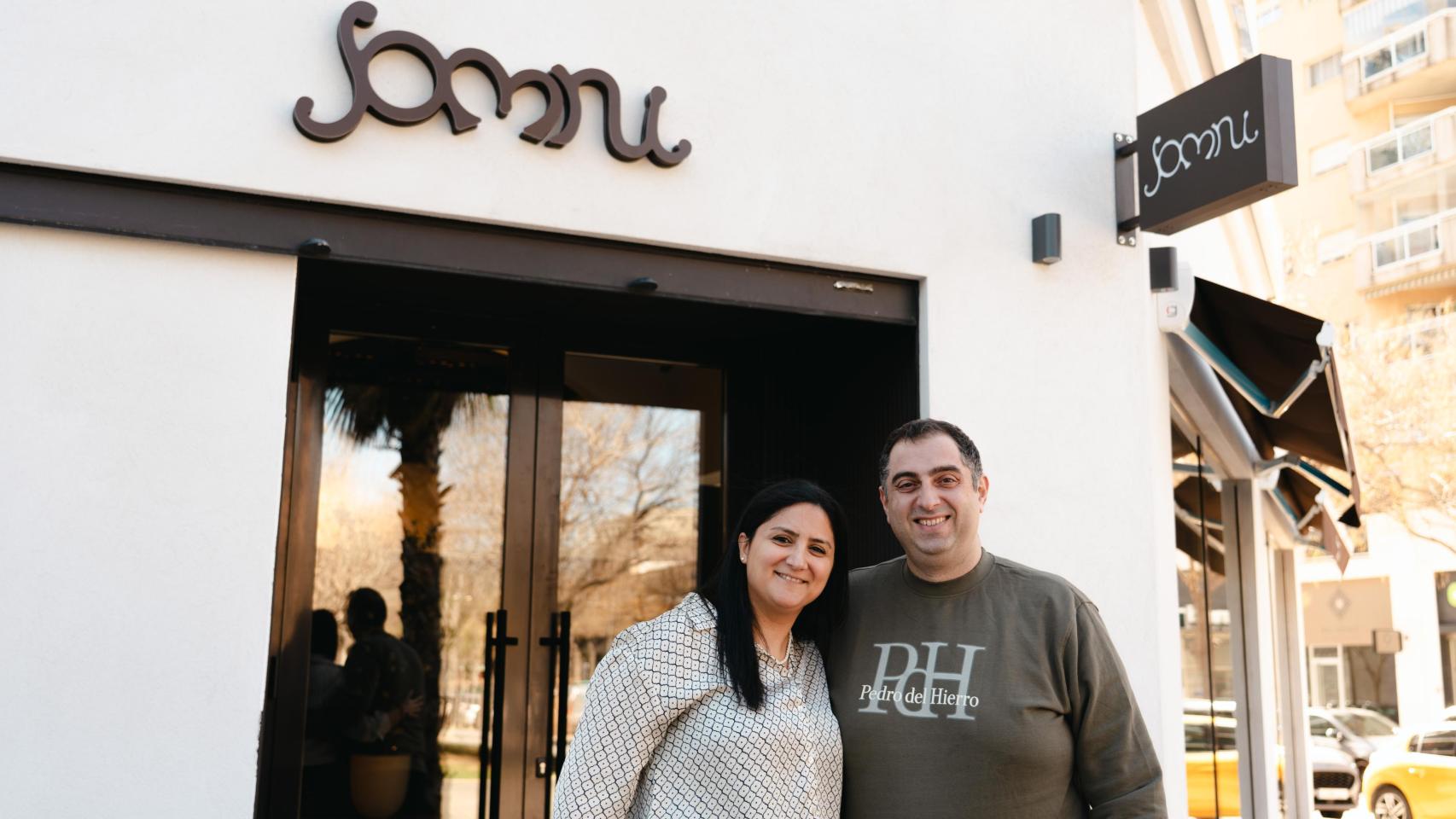 Hiba Malek y Nazir Hanna, en la puerta de Somni. EE