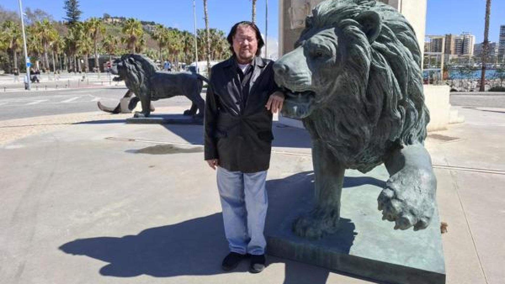 El autor de las esculturas, con uno de sus leones.