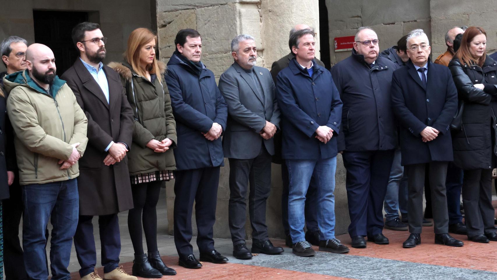 Alfonso Fernández Mañueco, en el centro de la imagen, durante el minuto de silencio.