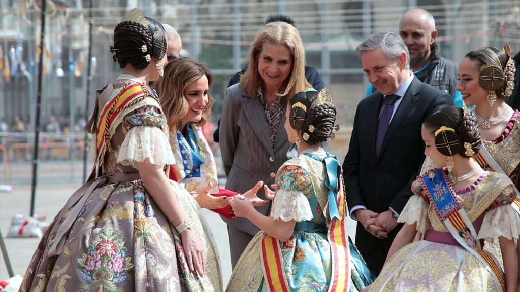La Infanta Elena junto a la alcaldesa de Valencia y las Falleras Mayores.
