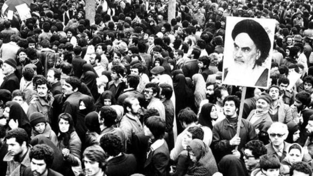 Una pancarta del ayatolá Jomeini, durante la Revolución Islámica iraní.