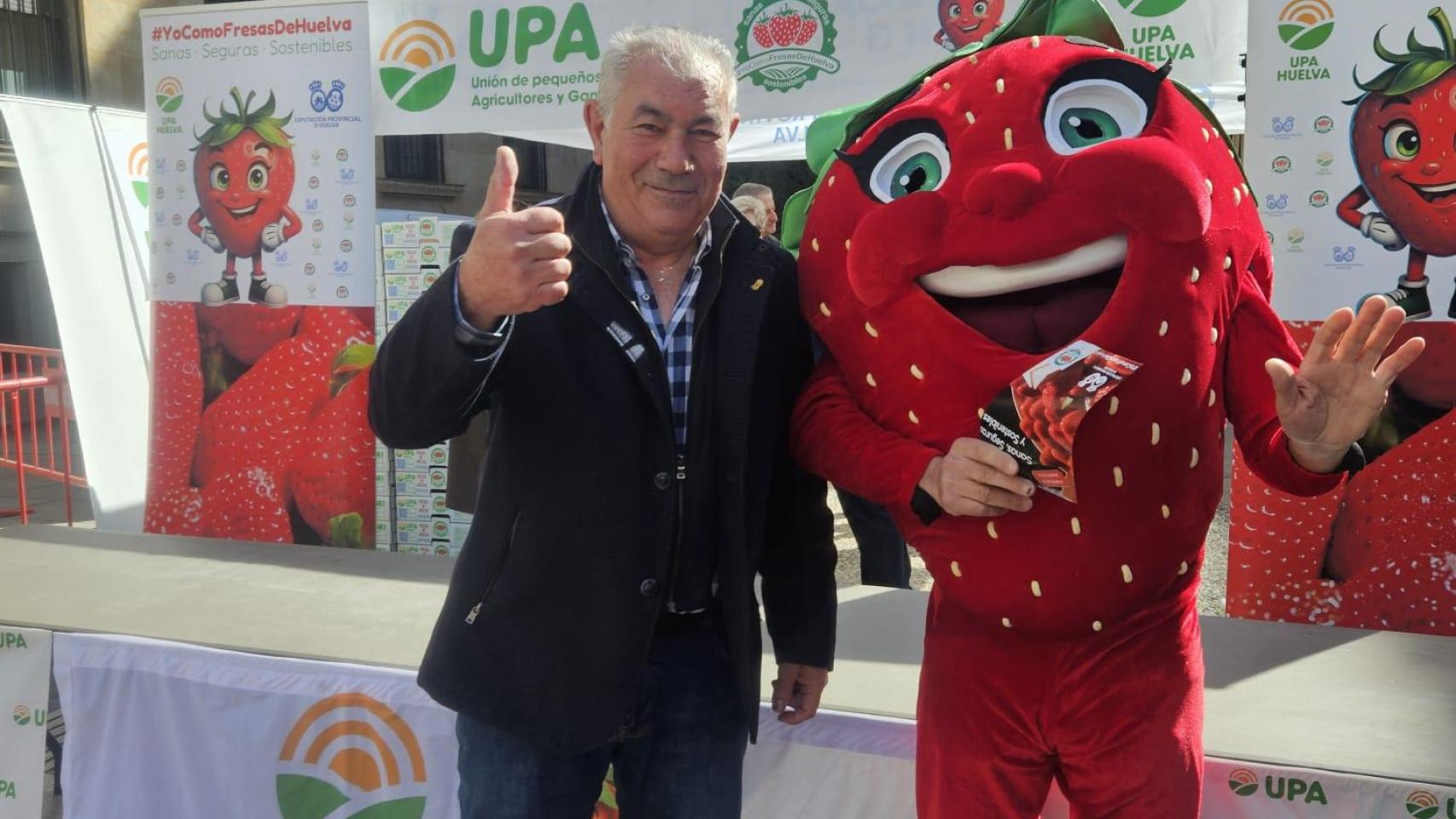 Aurelio González de UPA con la mascota 'Fresi' en la Plaza de la Constitución de Salamanca.