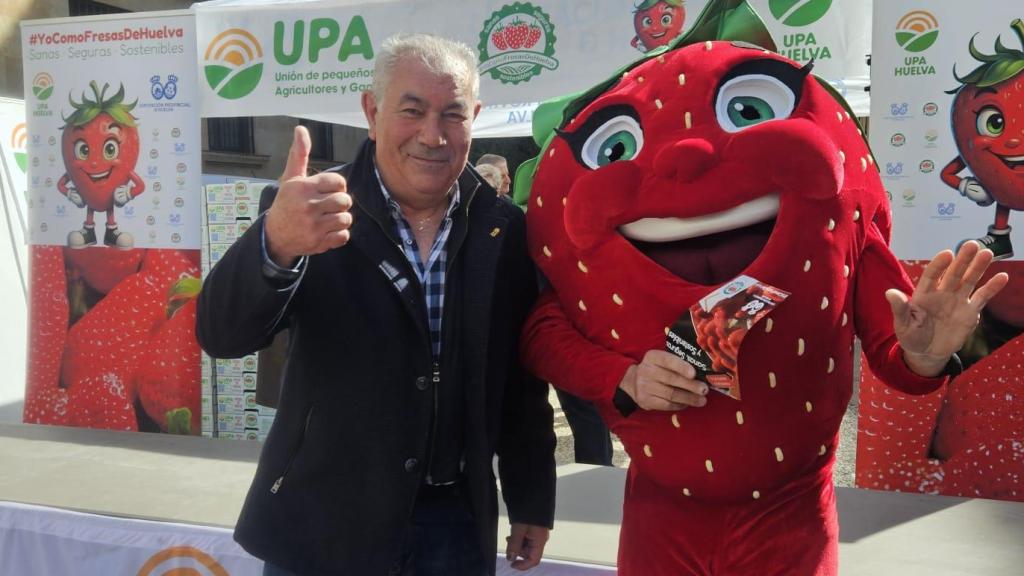 Aurelio González de UPA con la mascota 'Fresi' en la Plaza de la Constitución de Salamanca.