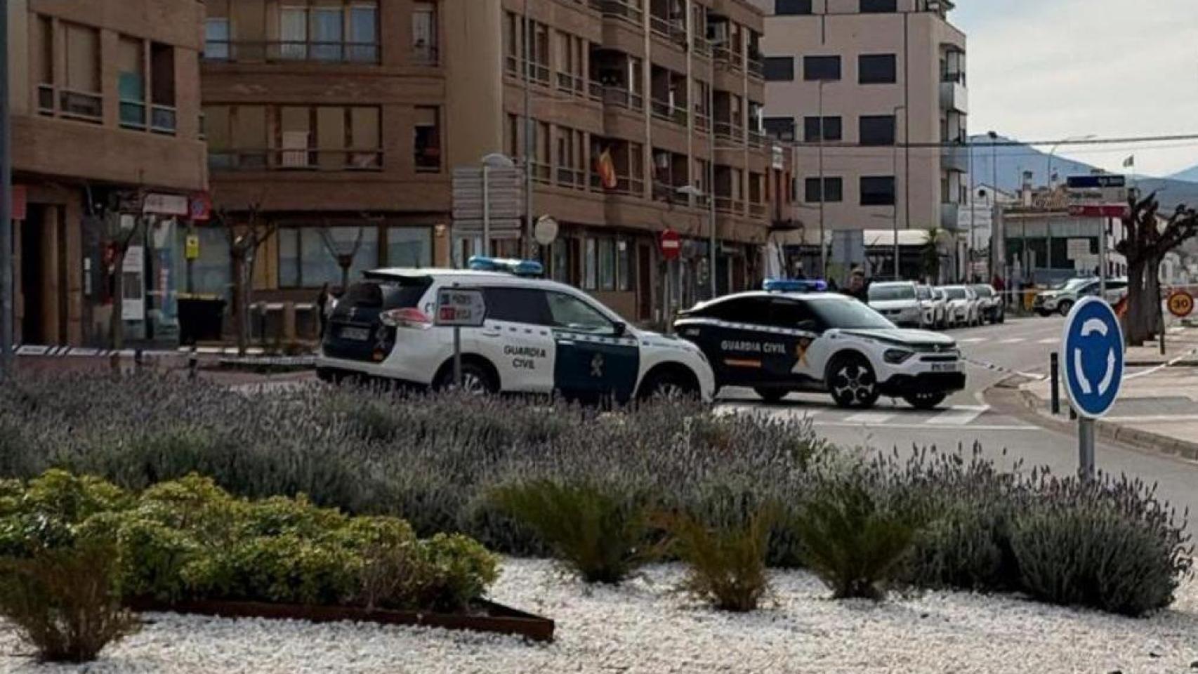La Guardia Civil desplegada en La Almunia de Doña Godina ante la amenaza de bomba.