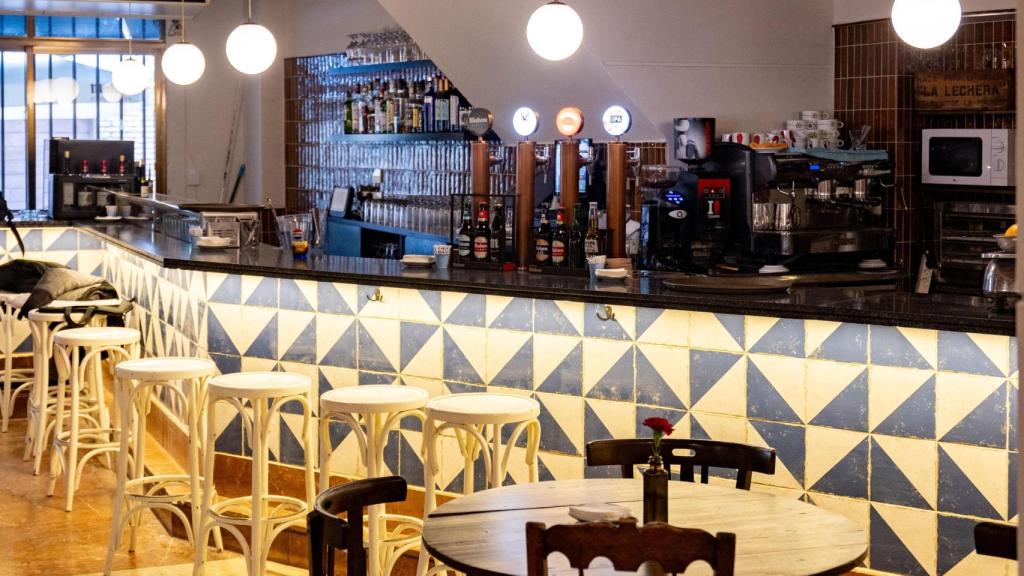 La renovada barra del restaurante Santa Cruz de Toledo.