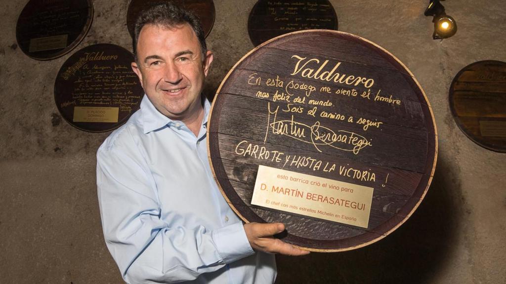 El chef Martín Berasategui posa con una de sus barricas.