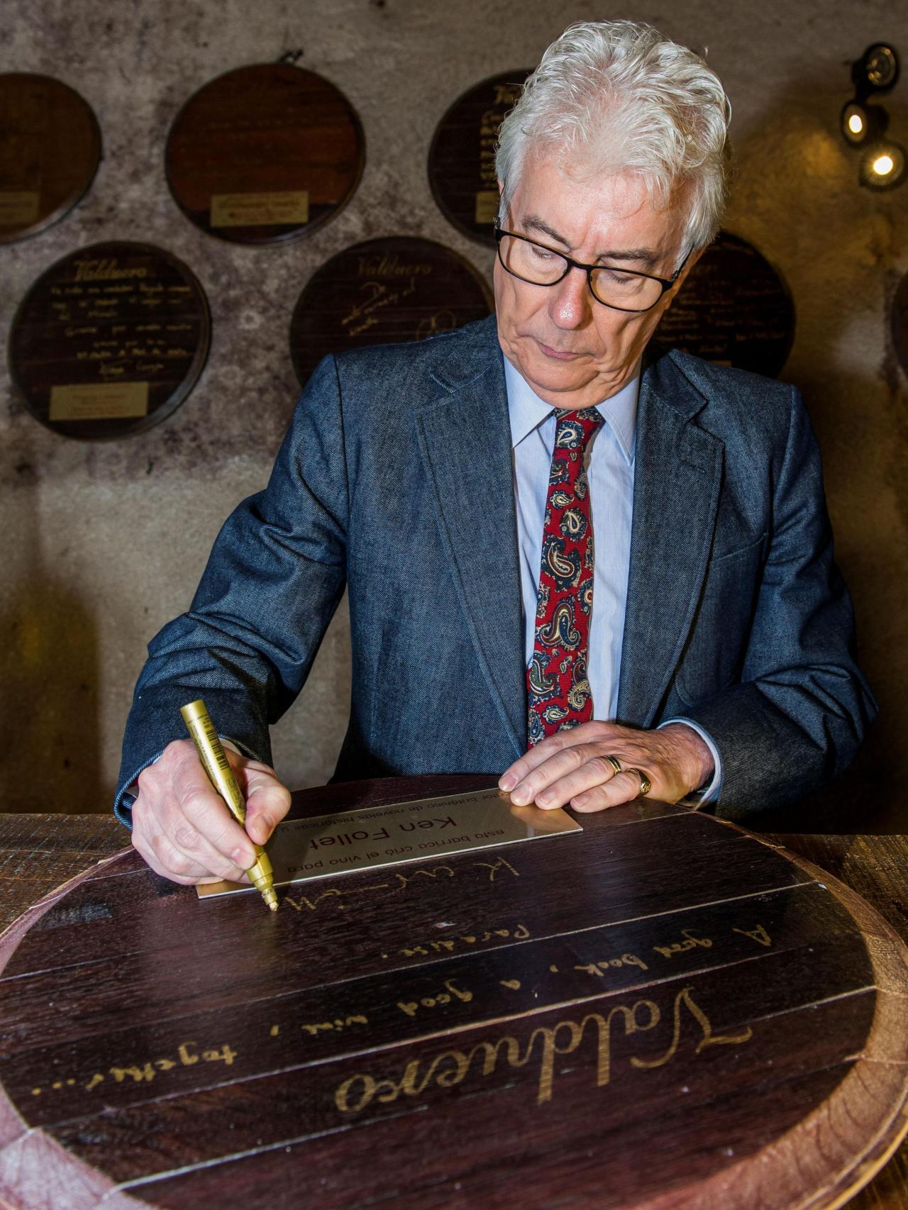El escritor Ken Follet firmando una barrica.