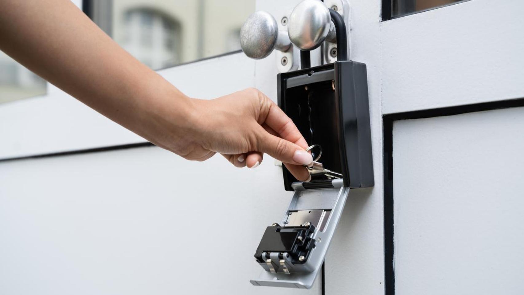 Caja de seguridad con llaves de una vivienda de alquiler turístico.