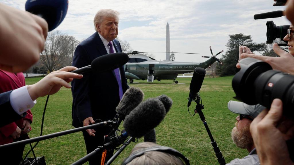 El presidente de EEUU, Donald Trump, atiende este miércoles a la prensa en los jardines de la Casa Blanca.