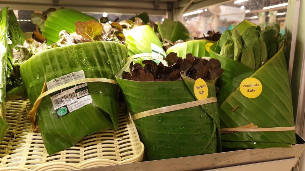 Las hojas de plátano frescas sustituyen al plástico en Tailandia.