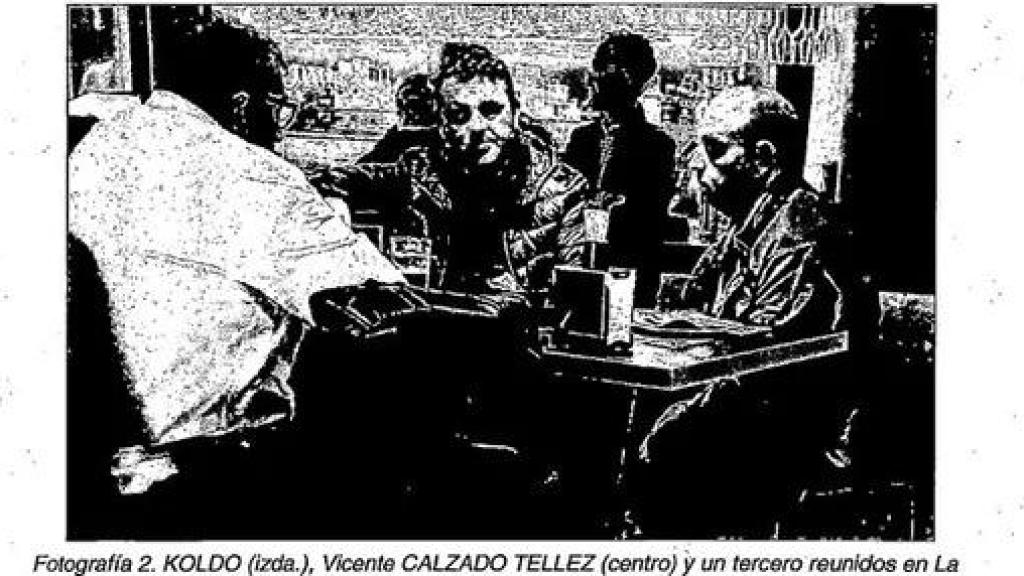 Fotografía dentro de un informe de la UCO con Koldo y Vicente Calzado en una de sus reuniones en La Chalana