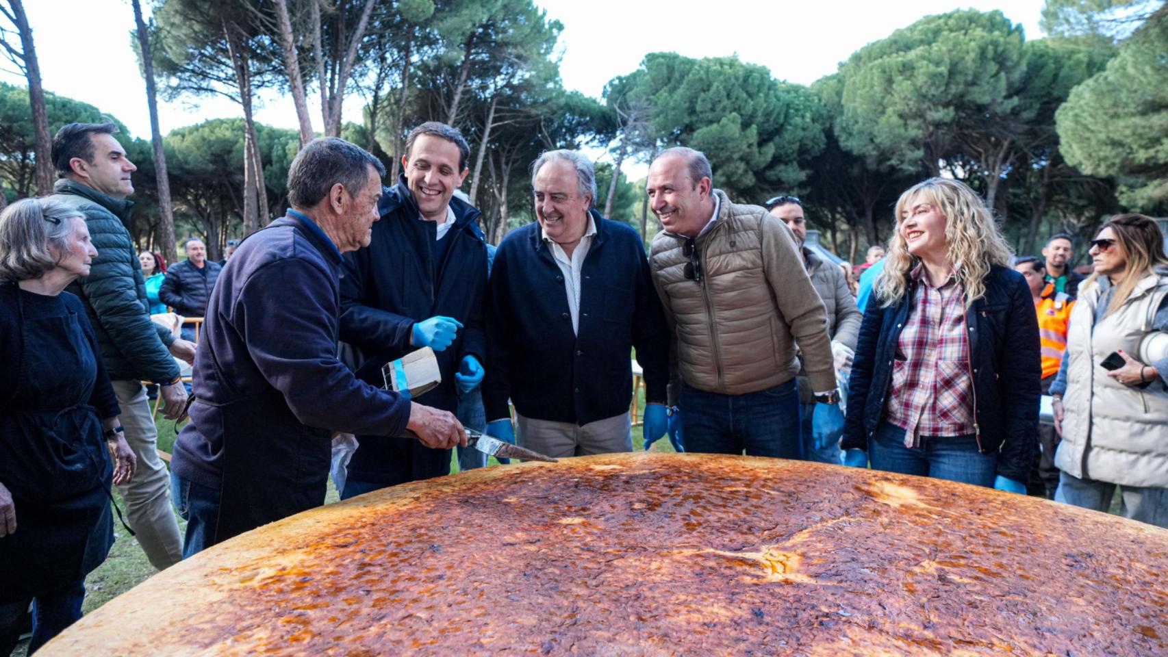 La tortilla gigante de Laguna de Duero y el presidente de la Diputación, Conrado Íscar, en el evento.