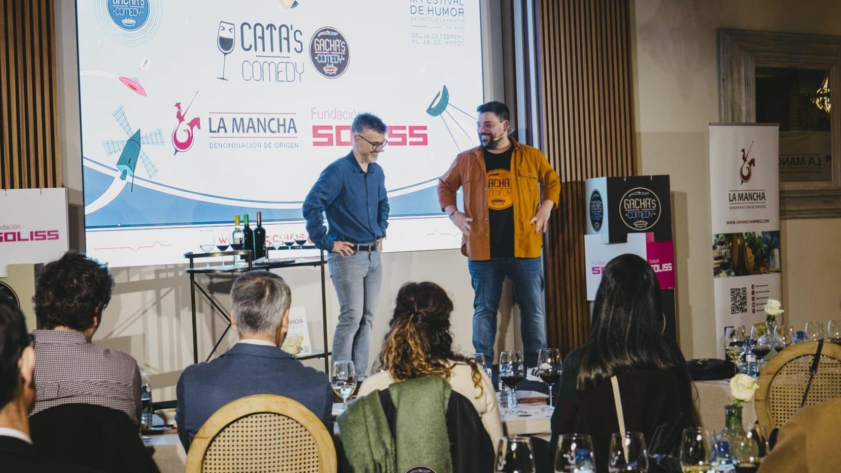Juanjo Mazuecos, de la DO La Mancha (i), y el cómico Jesús Arenas (d).