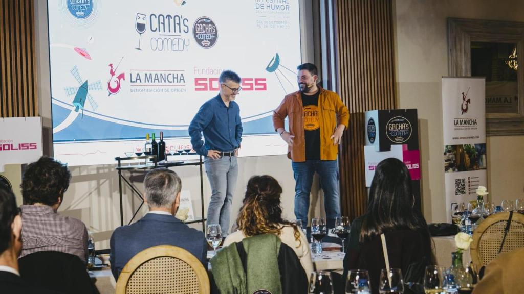 Juanjo Mazuecos, de la DO La Mancha (i), y el cómico Jesús Arenas (d).