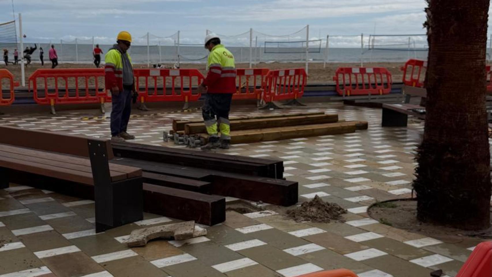 Las pérgolas del nuevo paseo de la Avenida de Niza, afectadas pro el viento.