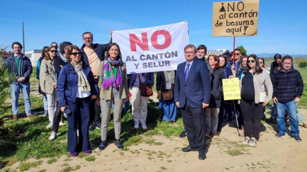 La portavoz del grupo municipal socialista, Reyes Maroto, y el secretario de estado de Memoria Democrática, Fernando Martínez López, en el terreno donde se quería instalar el cantón de limpieza de Montecarmelo, lugar que podría albergar una fosa común de brigadistas, el pasado mes de abril.