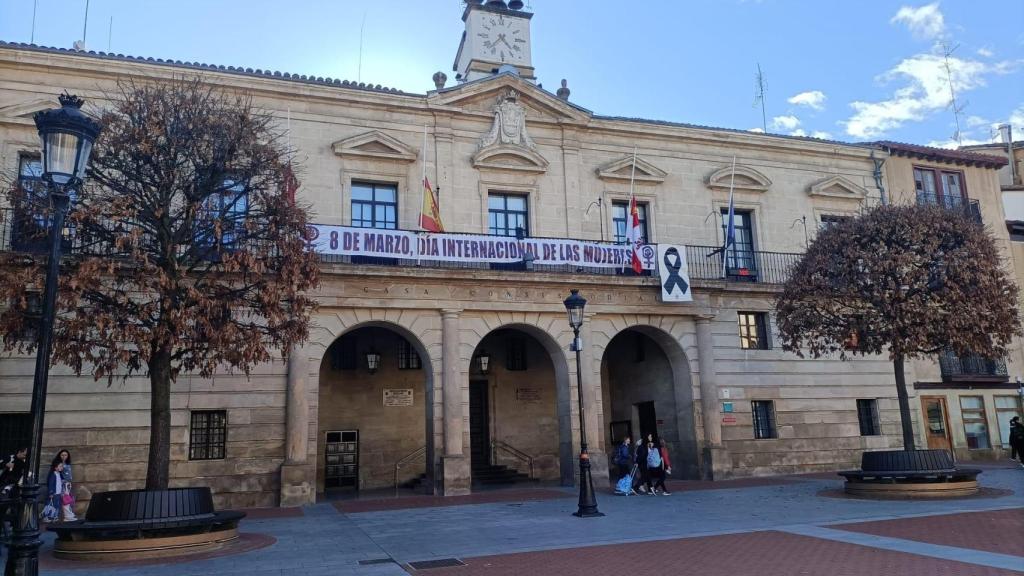 Ayuntamiento de Miran de Ebro, con un lazo negro en señal de luto por la muerte de Antonia, Dolores y Laura Valentina.