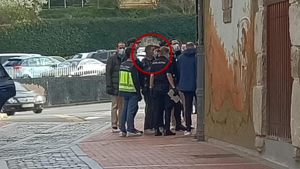 En el redondel, José M. G. el autor del crimen de Antonia, Dolores y Laura Valentina, durante el registro de su vivienda junto a los agentes de la Policía Nacional.